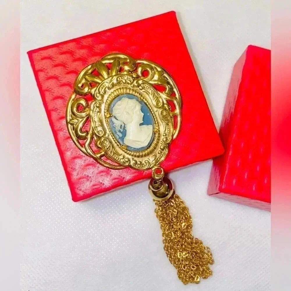 🌸Gold tone  cameo brooch 🌸